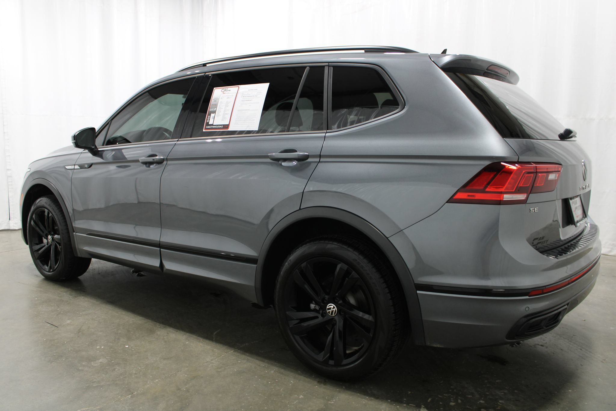 Used 2024 Volkswagen Tiguan SE R-Line AWD/4WD image 8