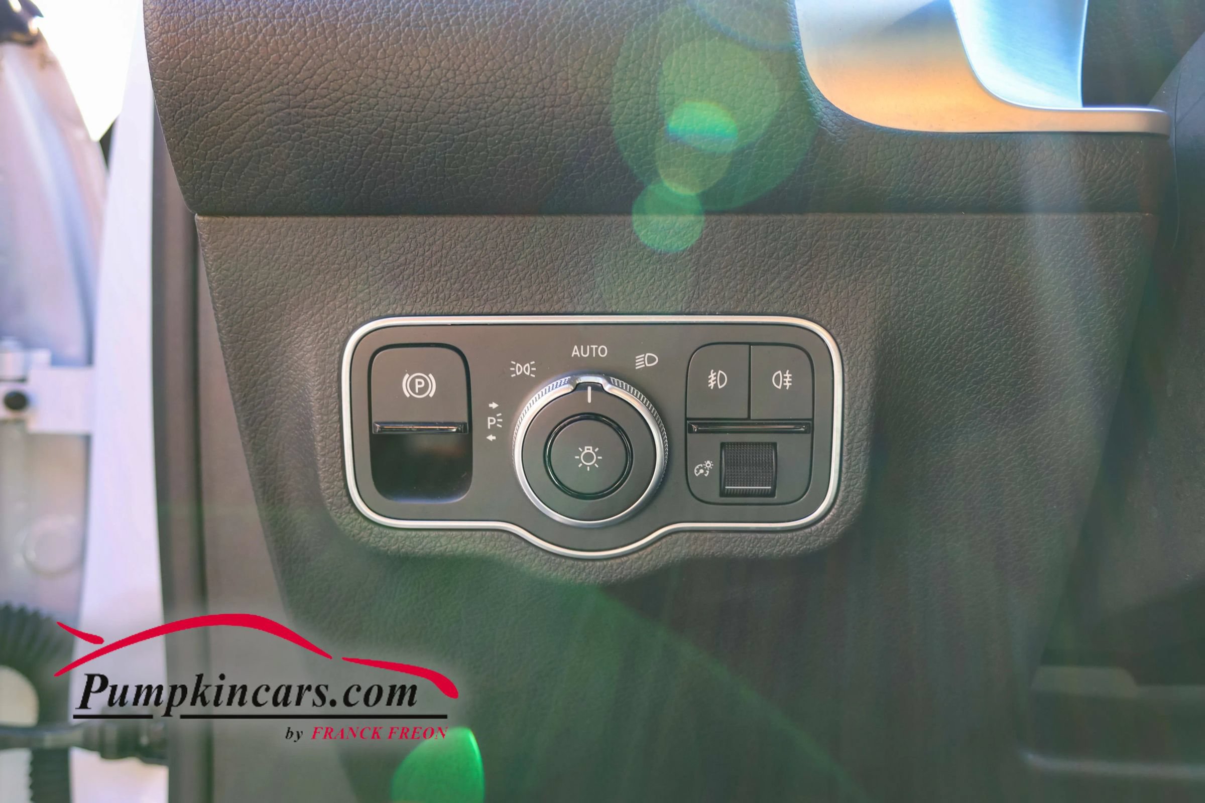 Used 2023 Mercedes-Benz GLB 250 4MATIC w/ Premium Package image 17