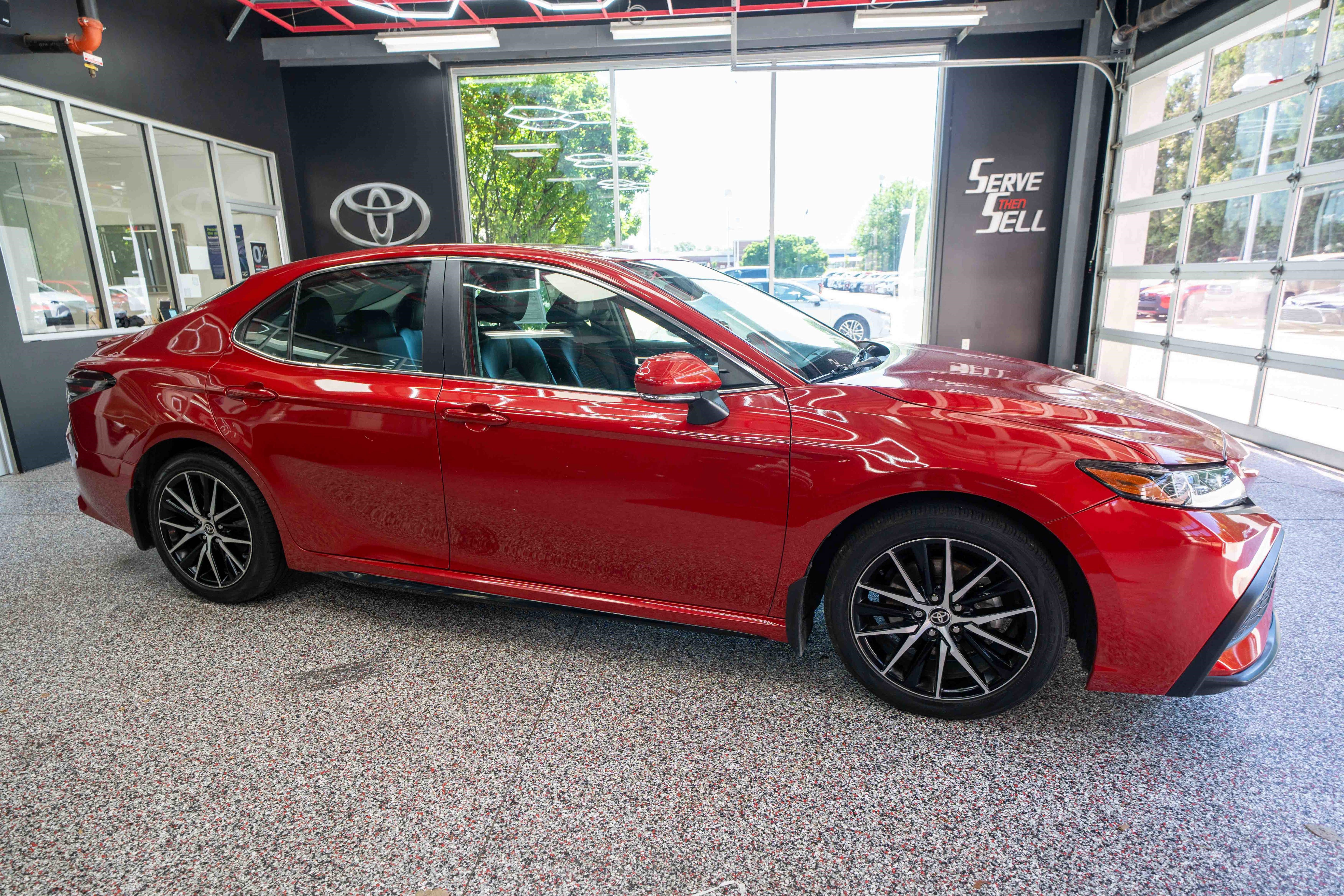 Used 2024 Toyota Camry SE w/ Convenience Package FWD image 5