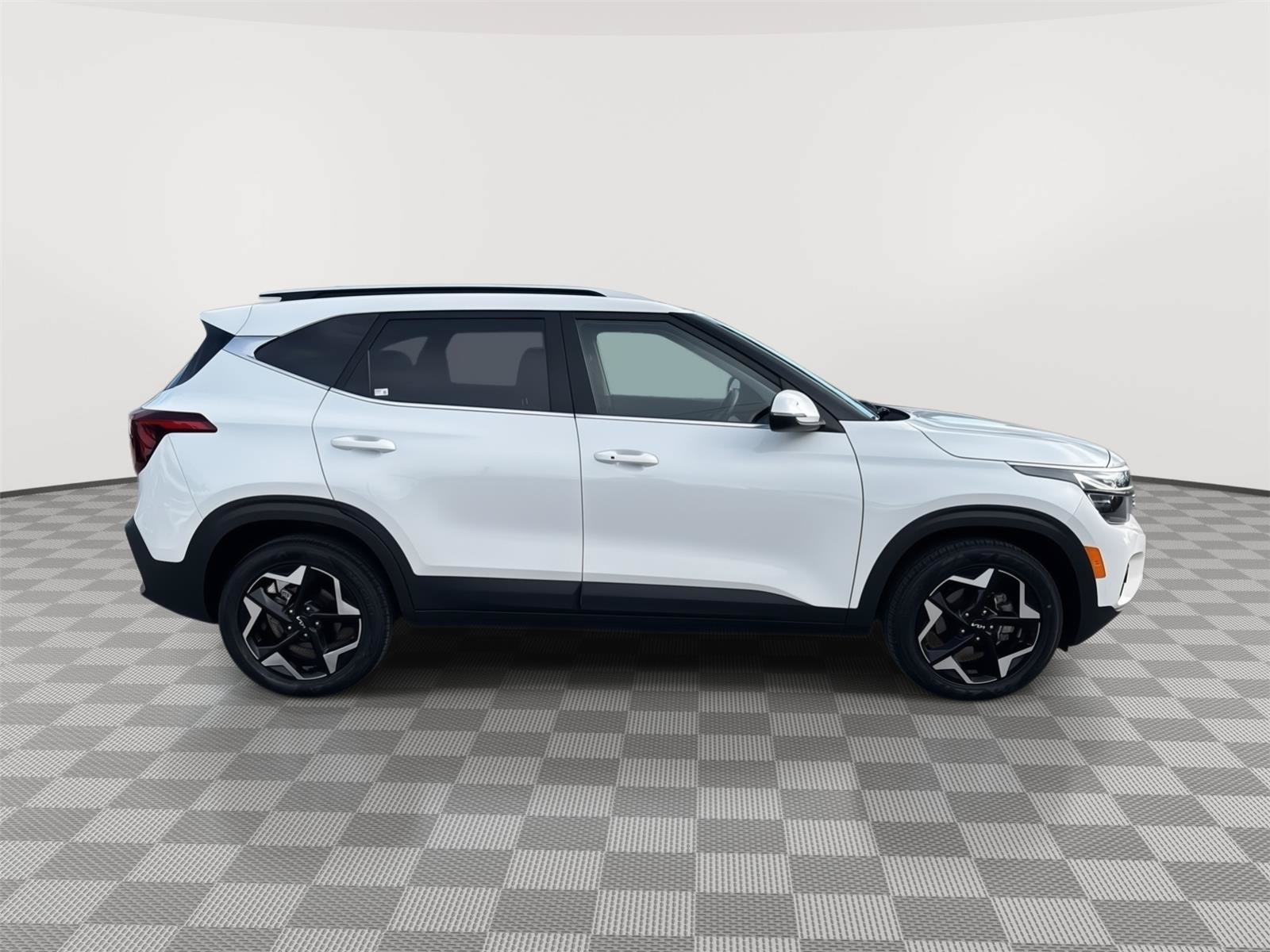 Used 2024 Kia Seltos EX FWD image 4