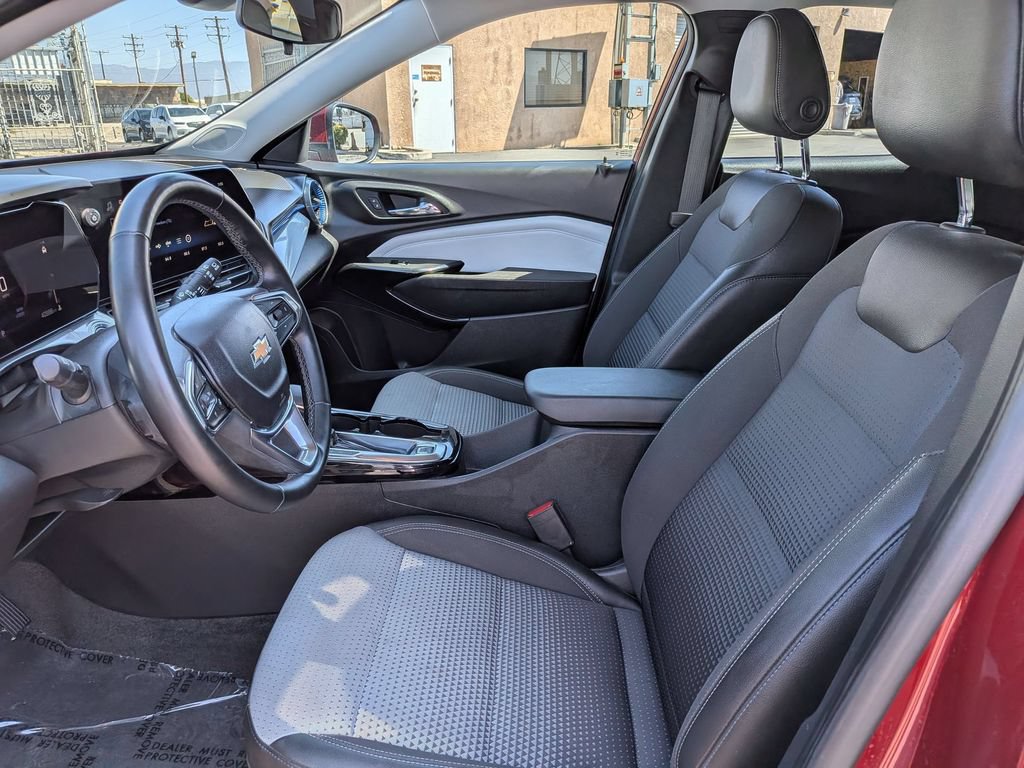 Used 2025 Chevrolet Trax LT w/ LT Convenience Package FWD image 15