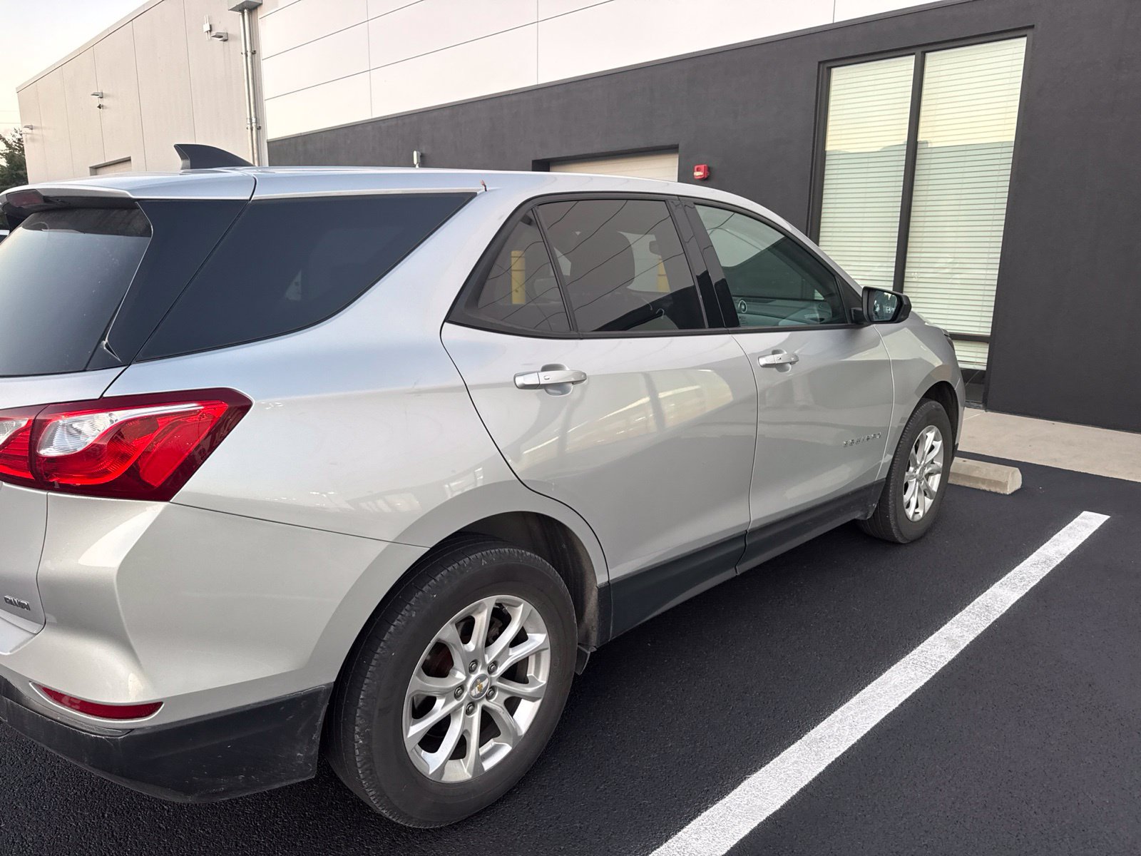Used 2019 Chevrolet Equinox LS w/ LS Convenience Package AWD/4WD image 2