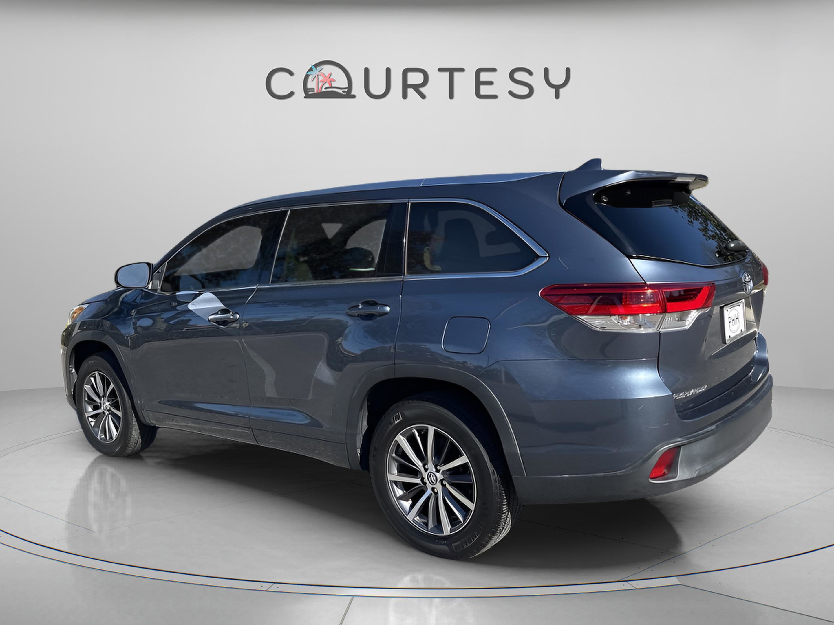 Used 2018 Toyota Highlander SE image 6