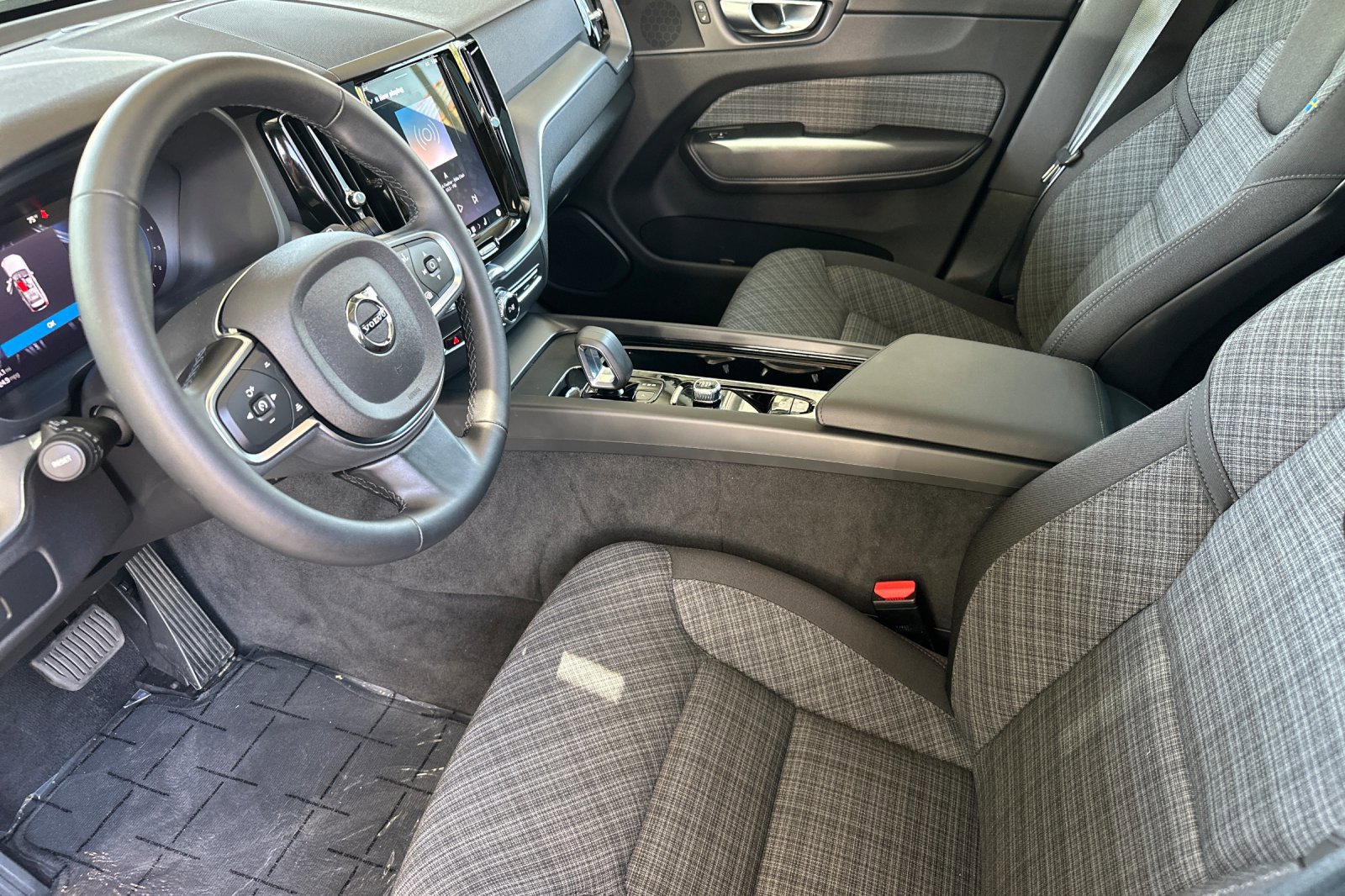 Certified 2025 Volvo XC60 B5 Core w/ Climate Package PRO image 10
