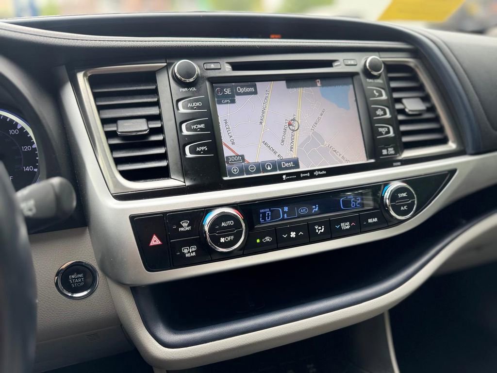 Used 2019 Toyota Highlander XLE AWD/4WD image 17