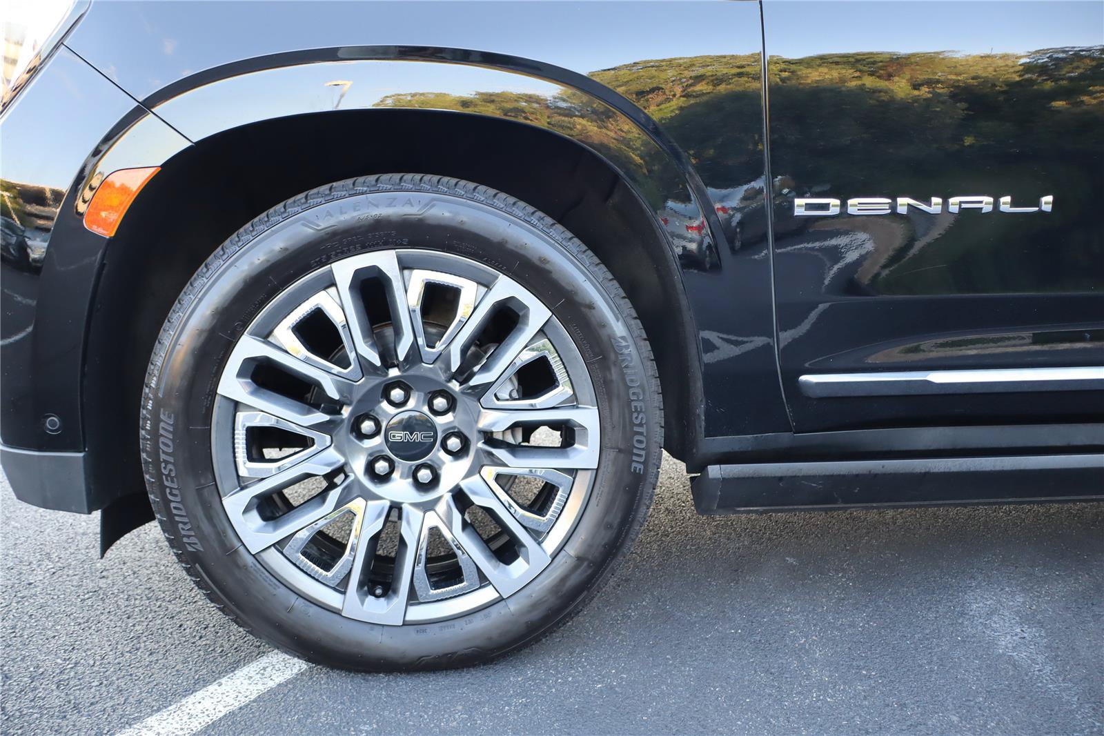 Used 2023 GMC Yukon XL Denali Ultimate AWD/4WD image 11