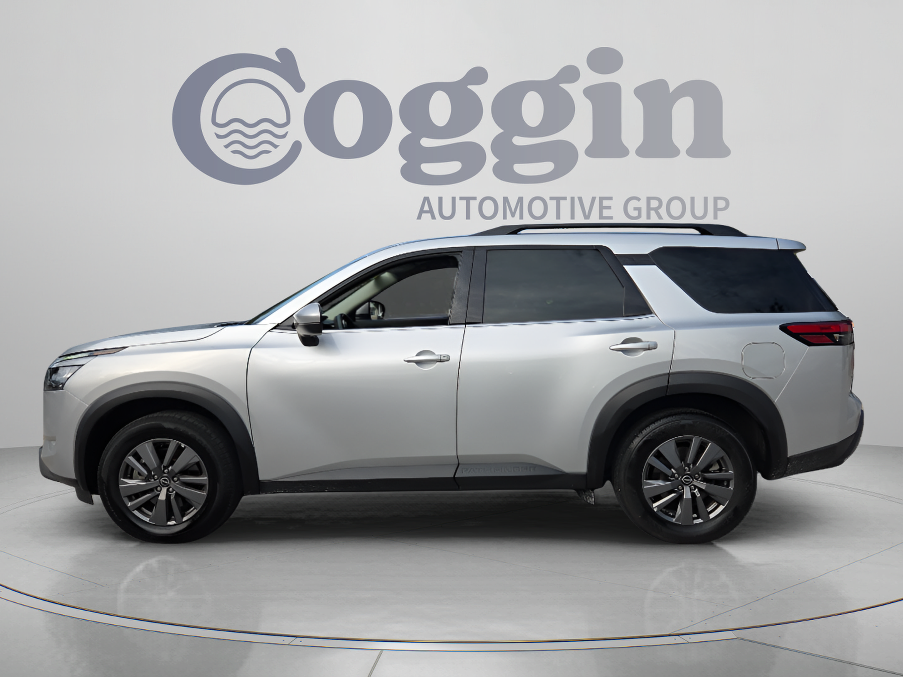 Used 2025 Nissan Pathfinder SV FWD image 2