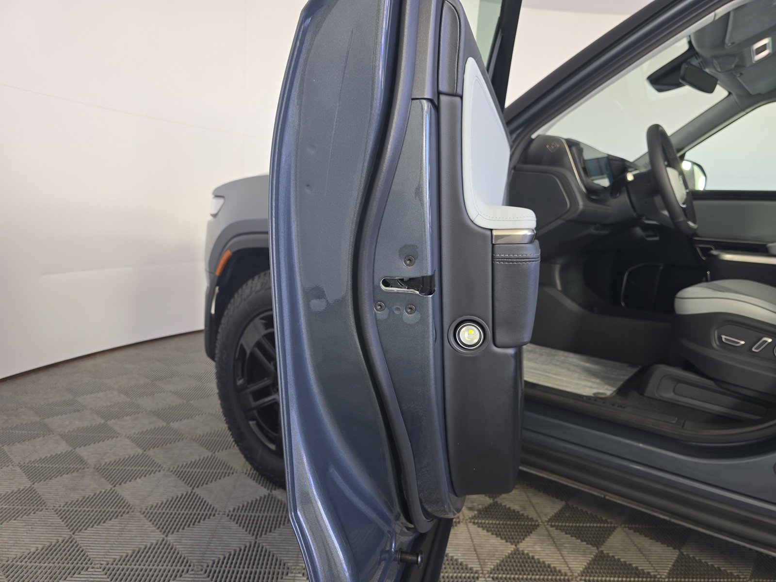 Used 2024 Rivian R1T Adventure AWD/4WD image 30