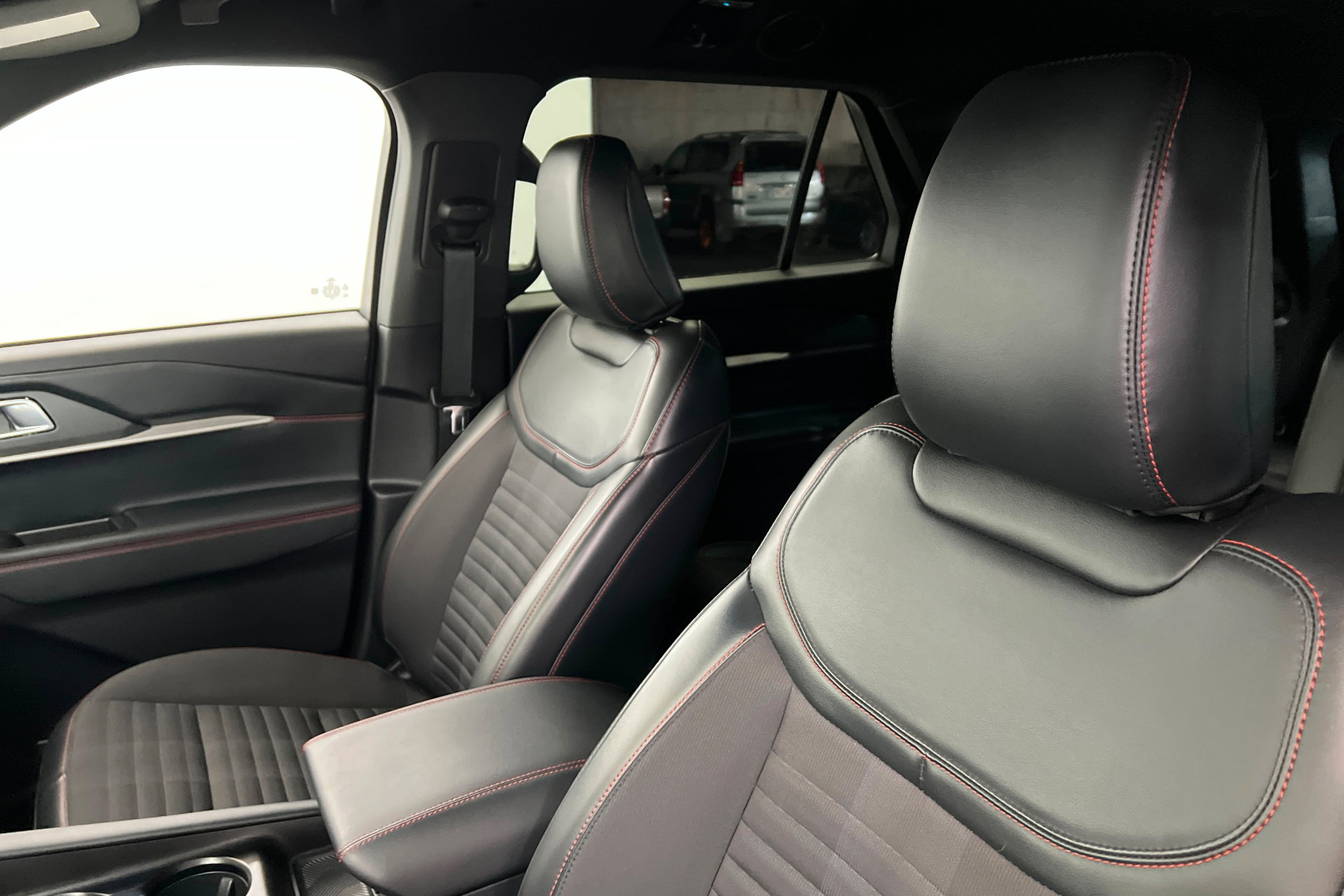 Used 2025 Ford Explorer ST-Line image 17