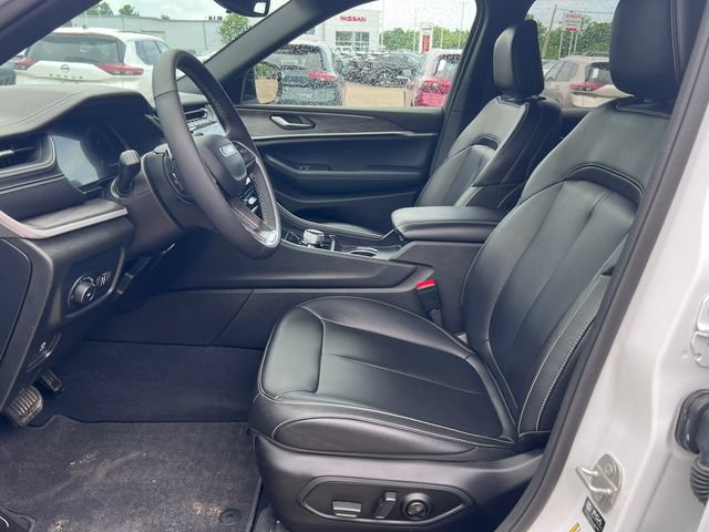 Used 2024 Jeep Grand Cherokee Limited AWD/4WD image 3
