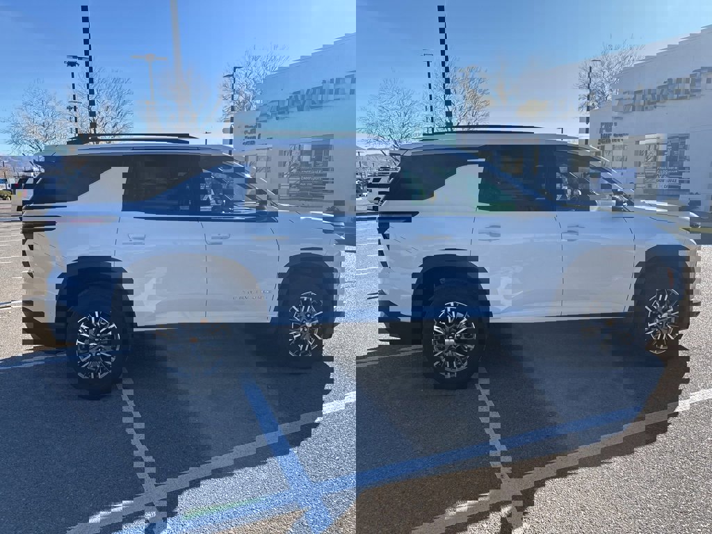 Certified 2025 Chevrolet Traverse LT image 2