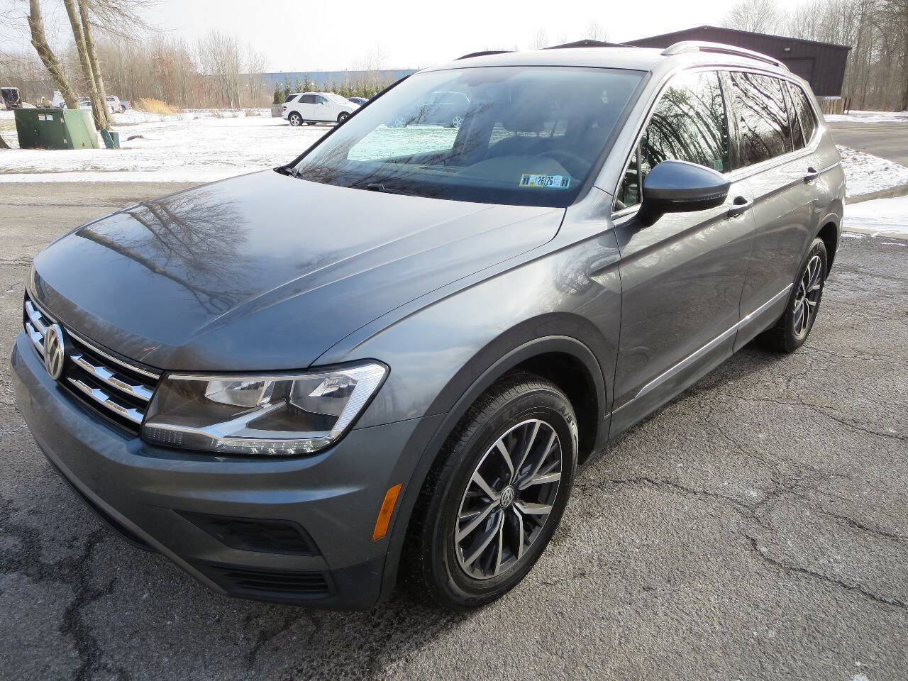 Used 2020 Volkswagen Tiguan SE w/ Panoramic Sunroof Package image 3