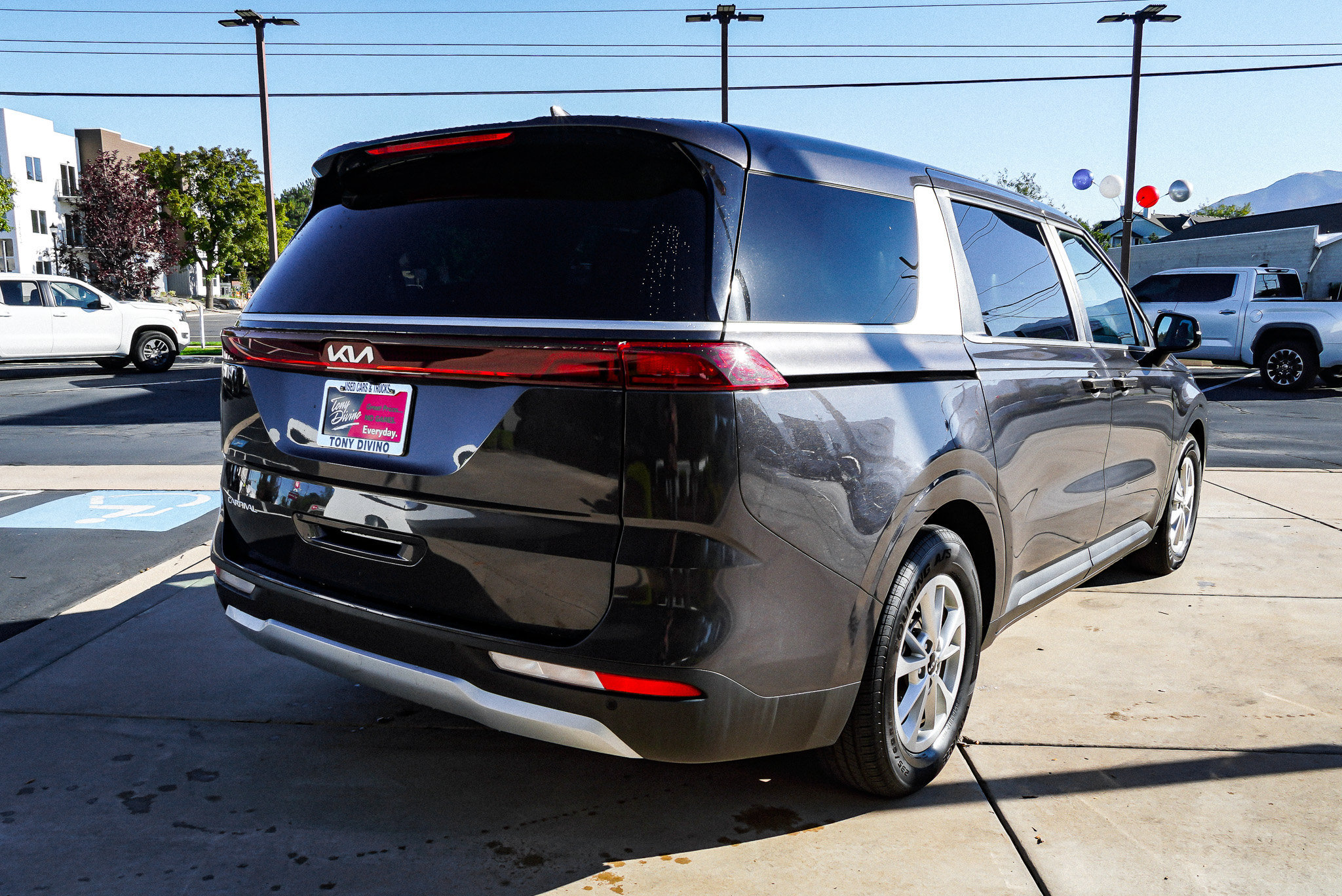 Used 2024 Kia Carnival LX FWD image 8