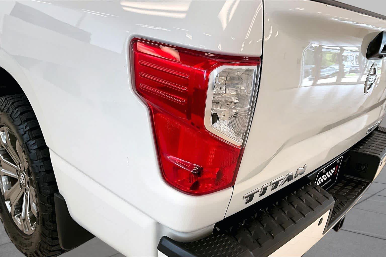 Used 2018 Nissan Titan SV w/ SV Convenience Package AWD/4WD image 27