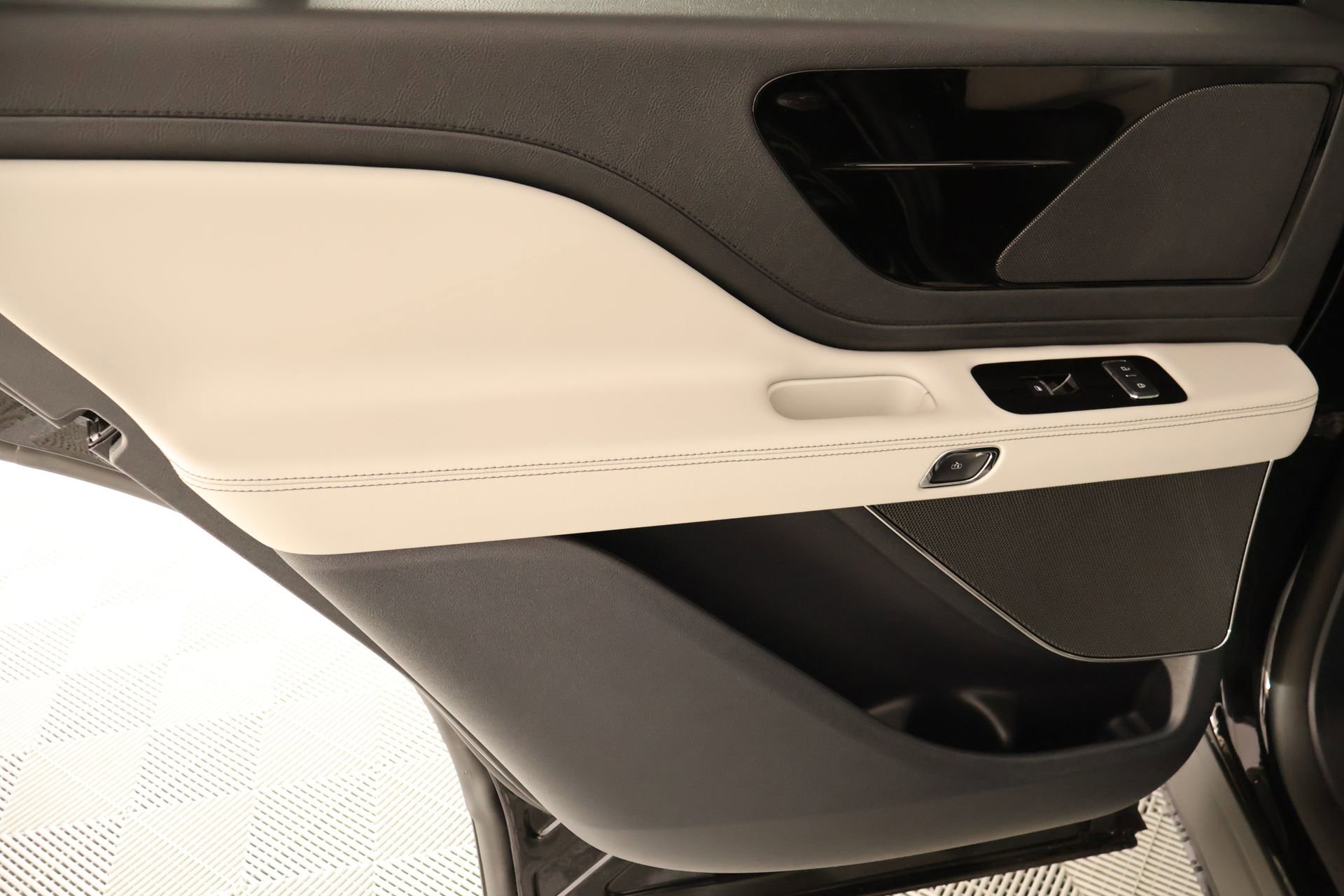 New 2026 Lincoln Aviator AWD image 18