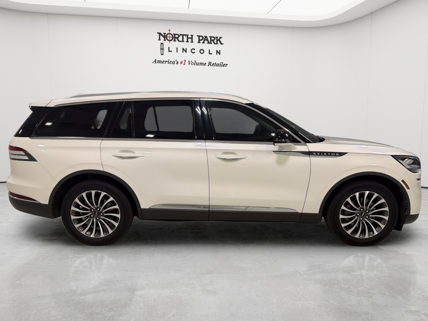Used 2023 Lincoln Aviator 2WD w/ Premium Package image 6