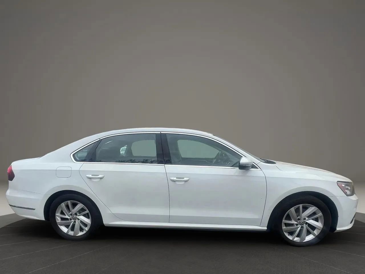 Used 2018 Volkswagen Passat 2.0T SE image 4