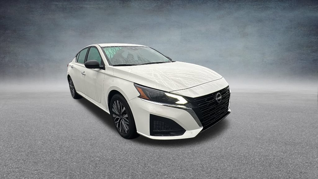 Used 2025 Nissan Altima 2.5 SV FWD image 3