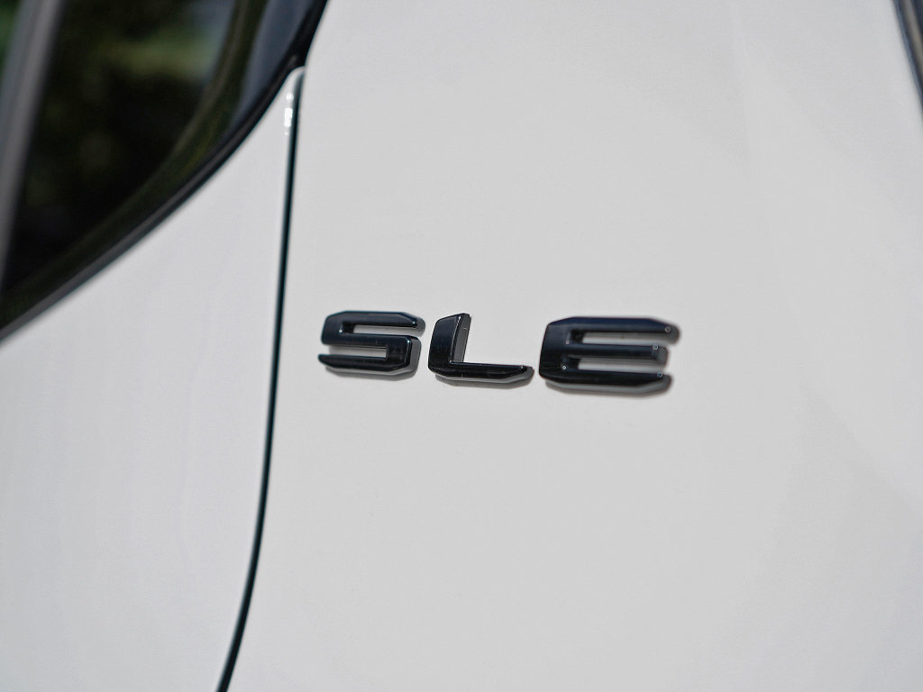 Used 2023 GMC Acadia SLE w/ Driver Convenience Package FWD image 7