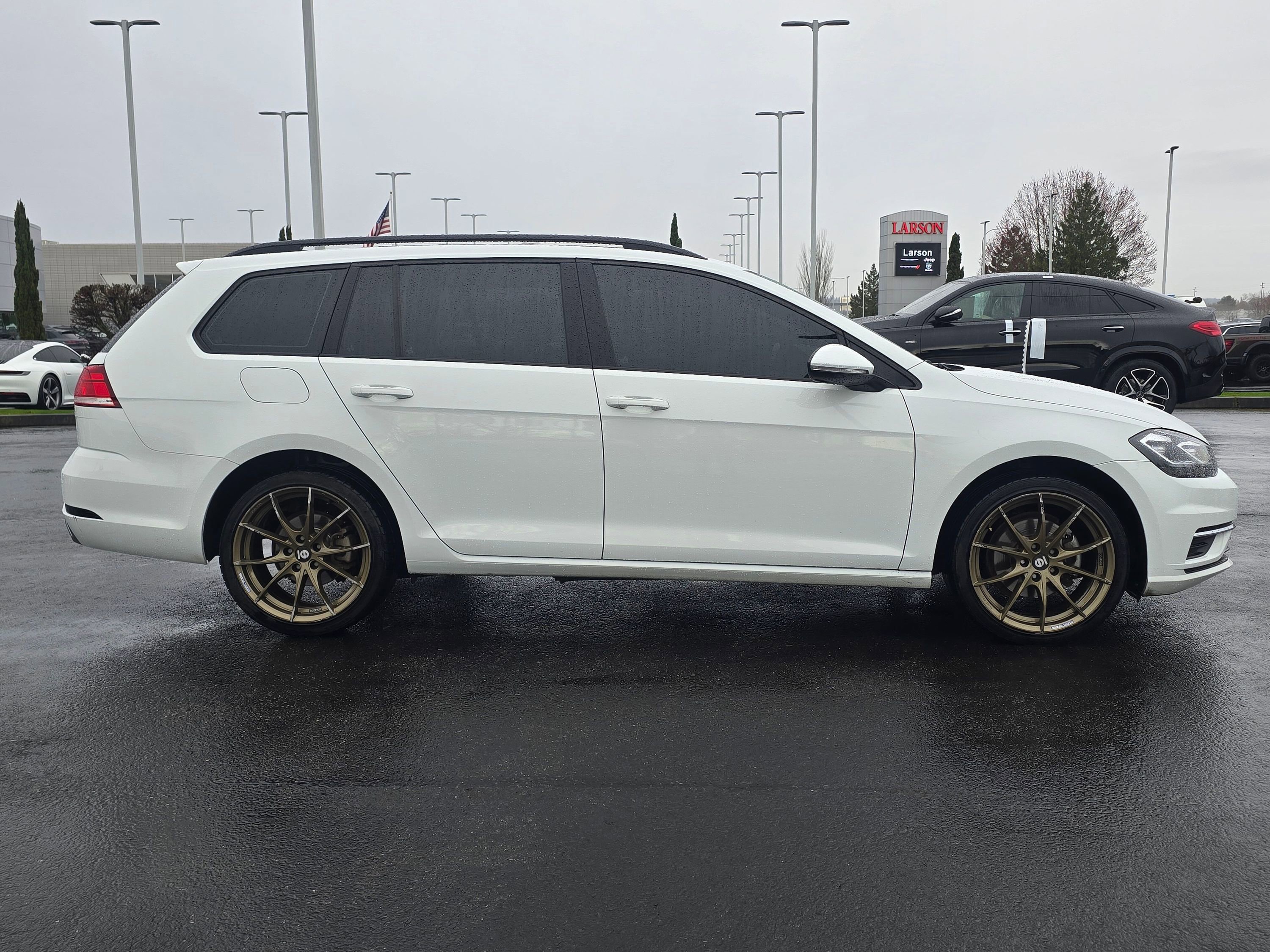 Used 2018 Volkswagen Golf SE image 7