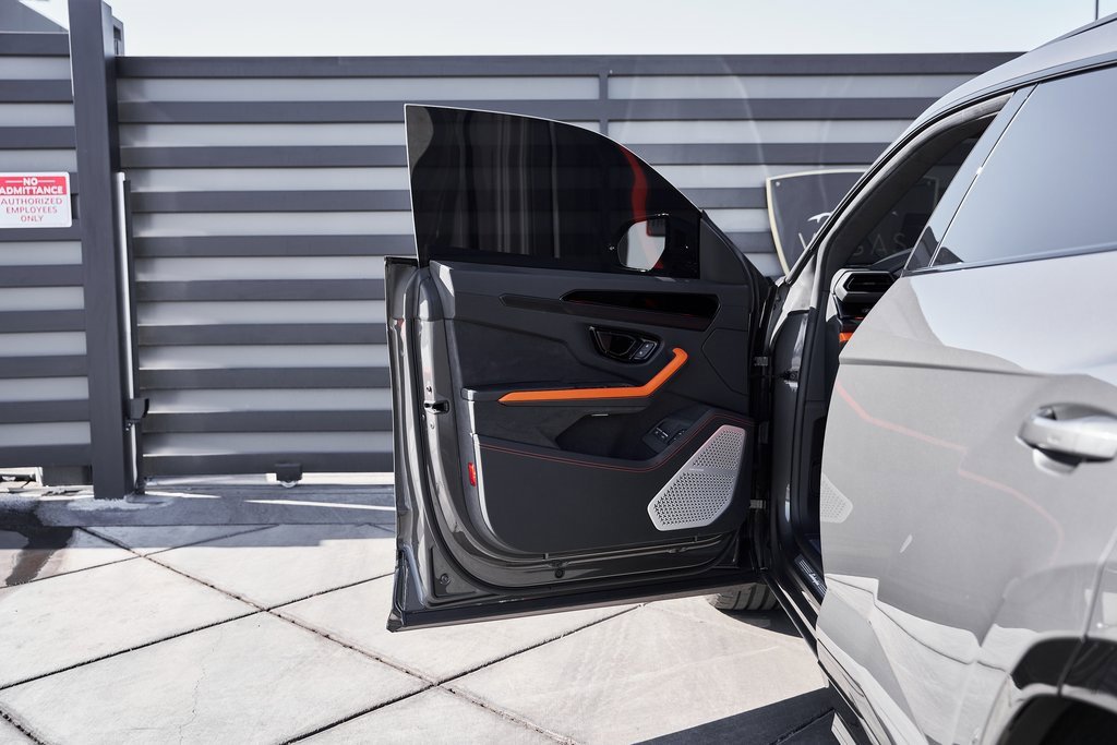 Used 2025 Lamborghini Urus SE image 33