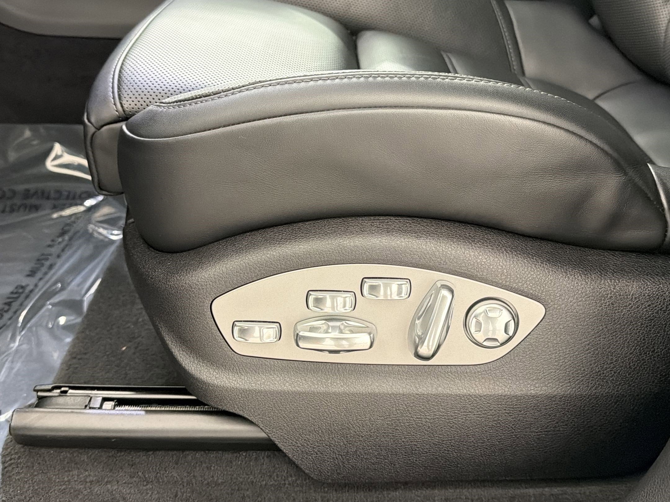 Used 2025 Porsche Macan AWD/4WD image 13