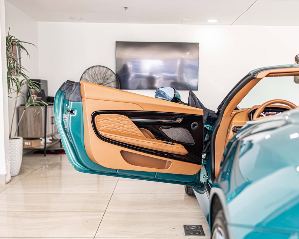 Used 2025 Aston Martin DB12 Convertible image 31
