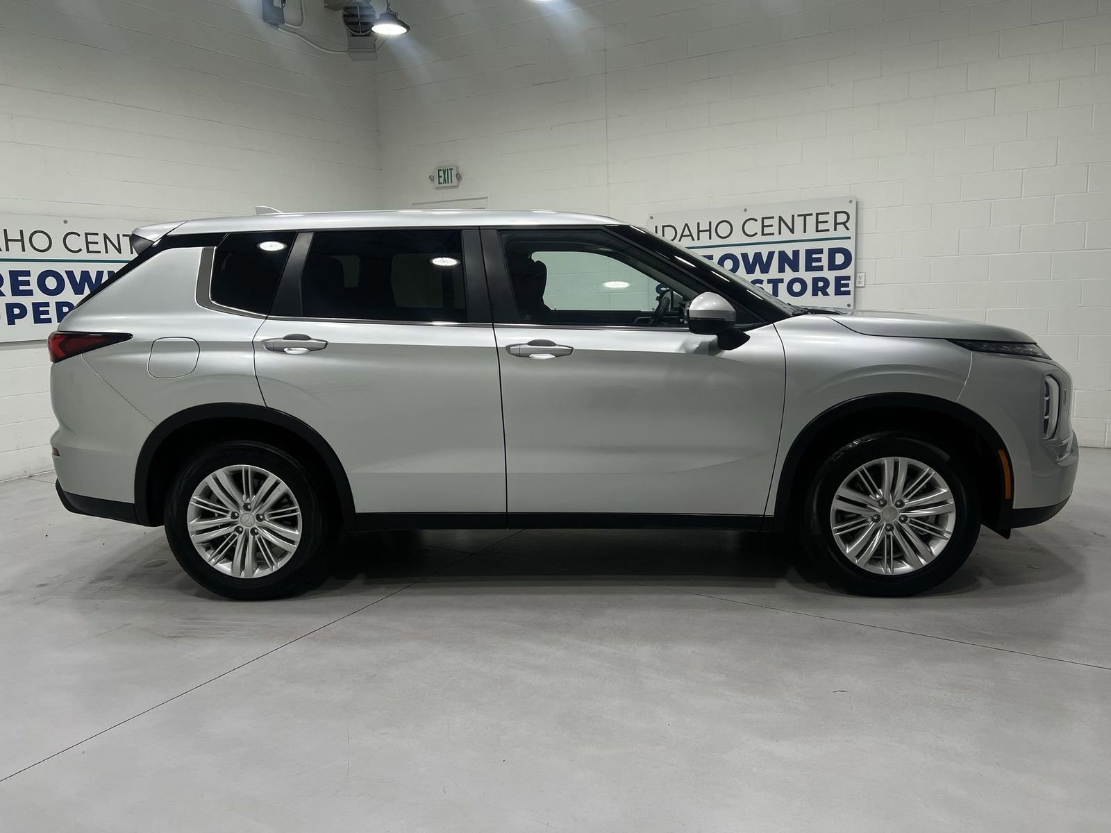 Used 2024 Mitsubishi Outlander ES AWD/4WD image 9