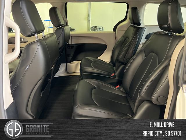Used 2024 Chrysler Pacifica Select image 25