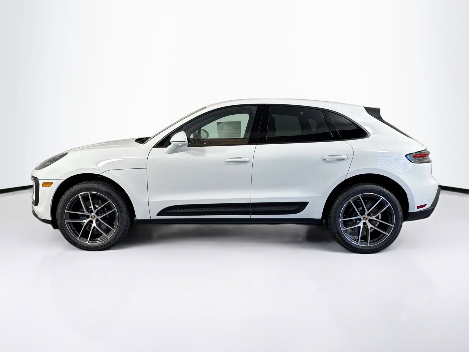 Certified 2025 Porsche Macan AWD/4WD image 2