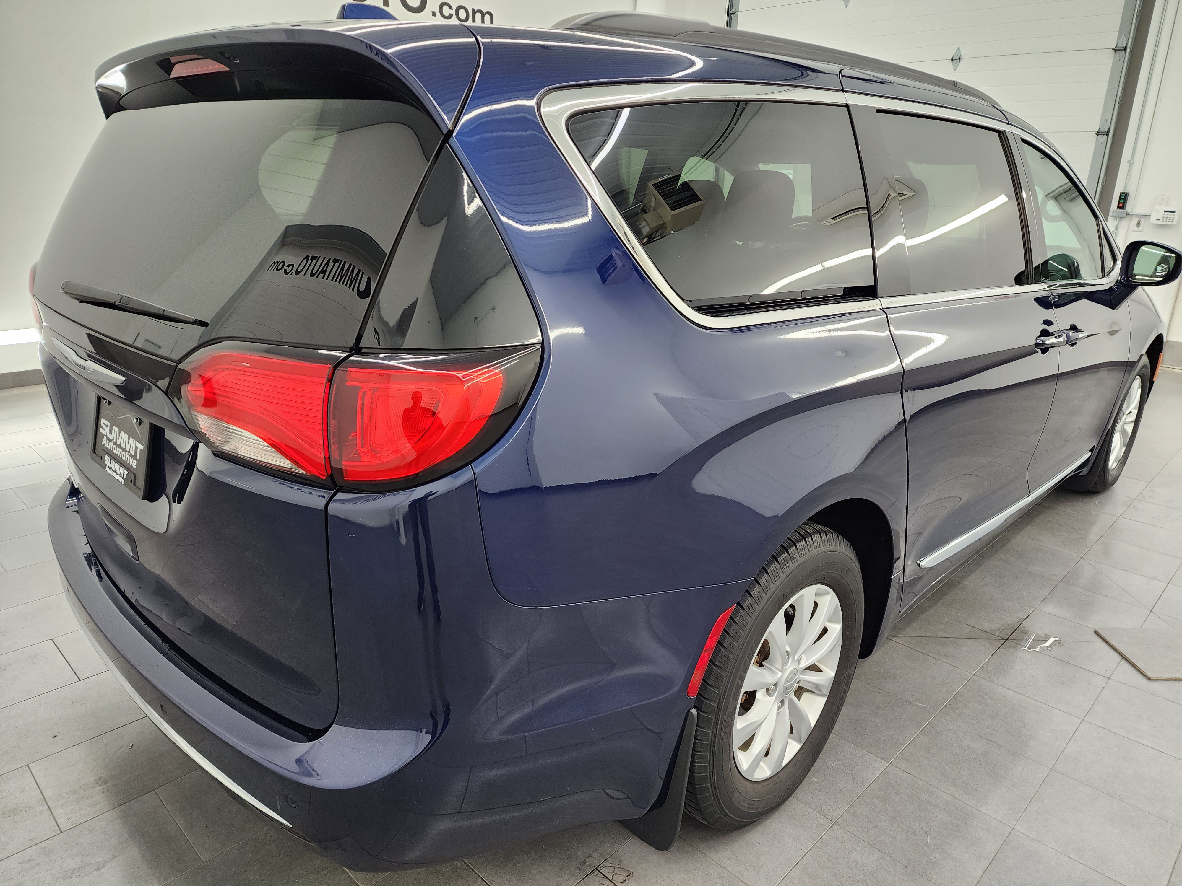 Used 2017 Chrysler Pacifica Touring-L FWD image 5