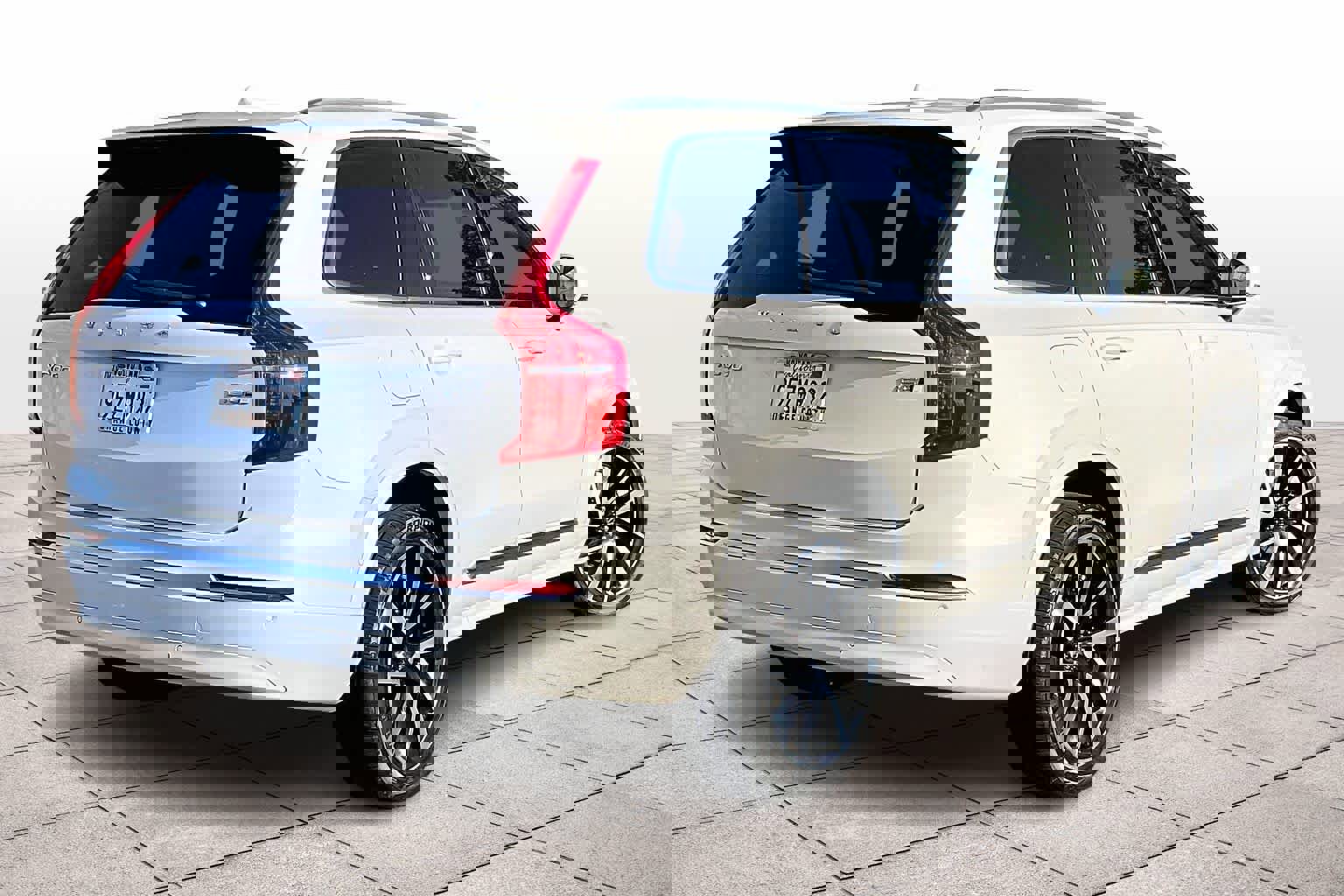 Used 2023 Volvo XC90 B5 Plus image 16