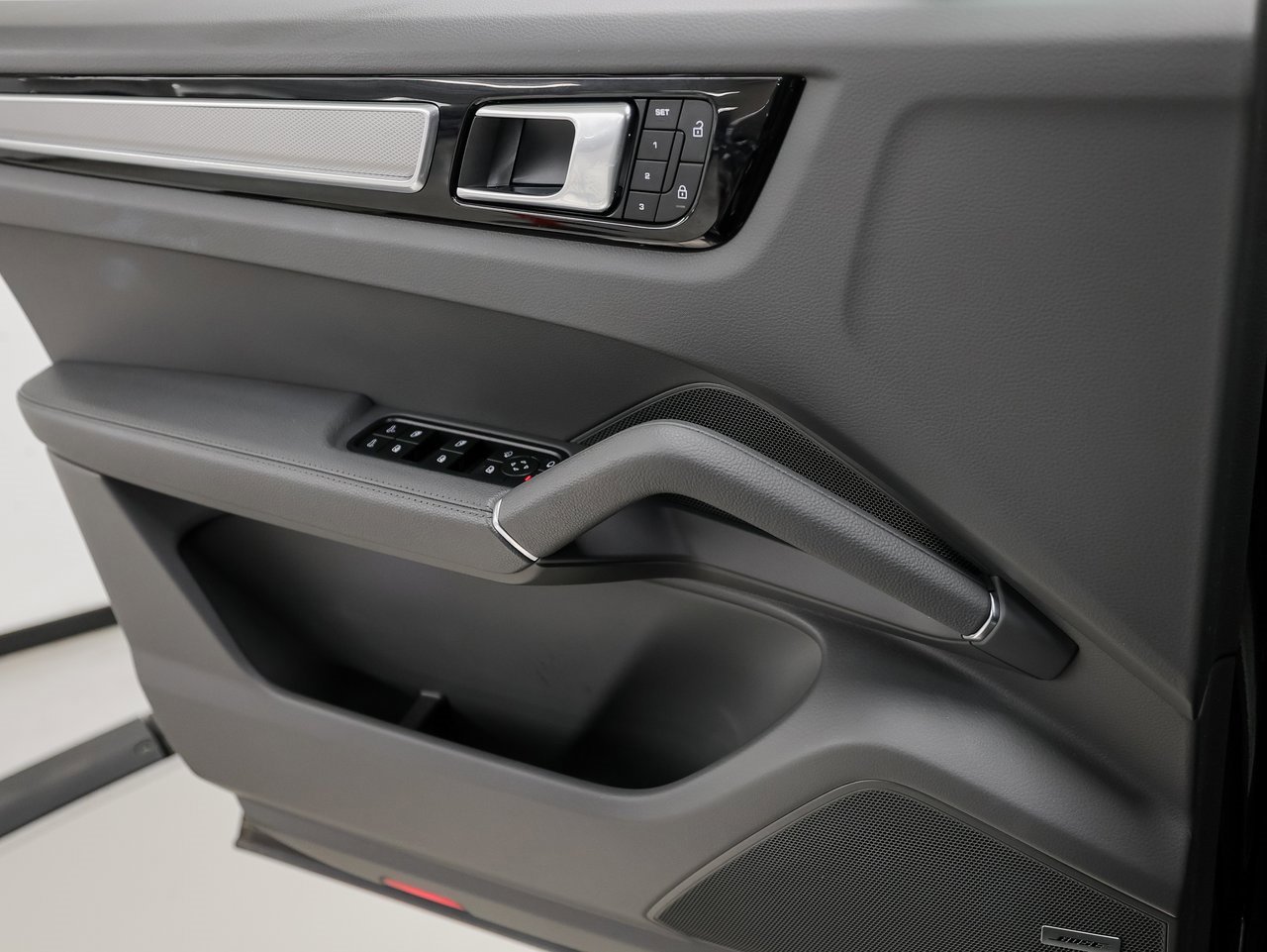 Certified 2023 Porsche Cayenne Platinum Edition image 23