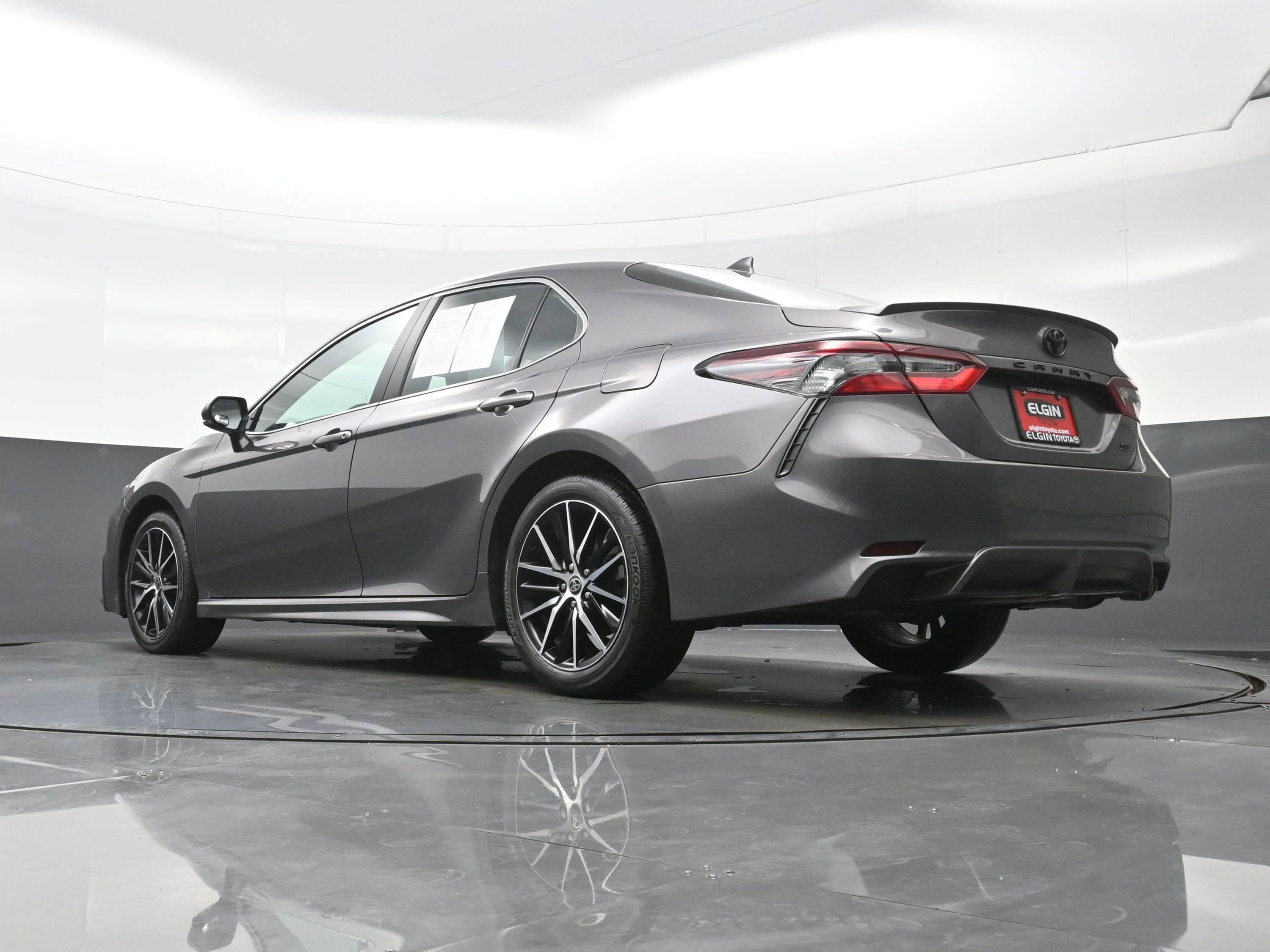 Used 2022 Toyota Camry SE FWD image 29