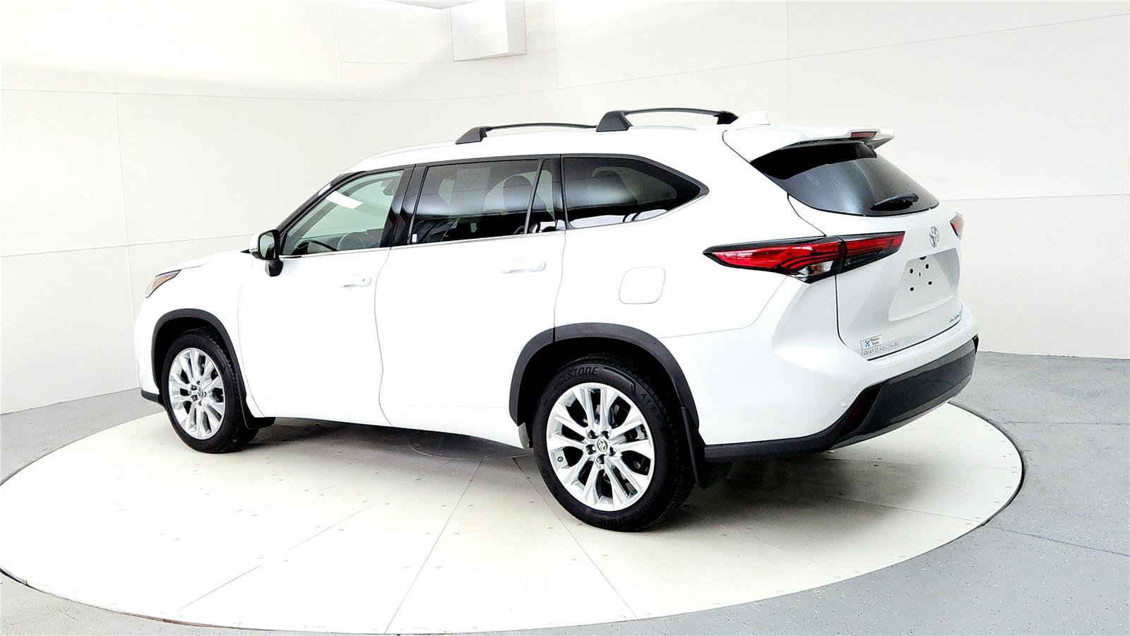 Used 2023 Toyota Highlander Limited image 4