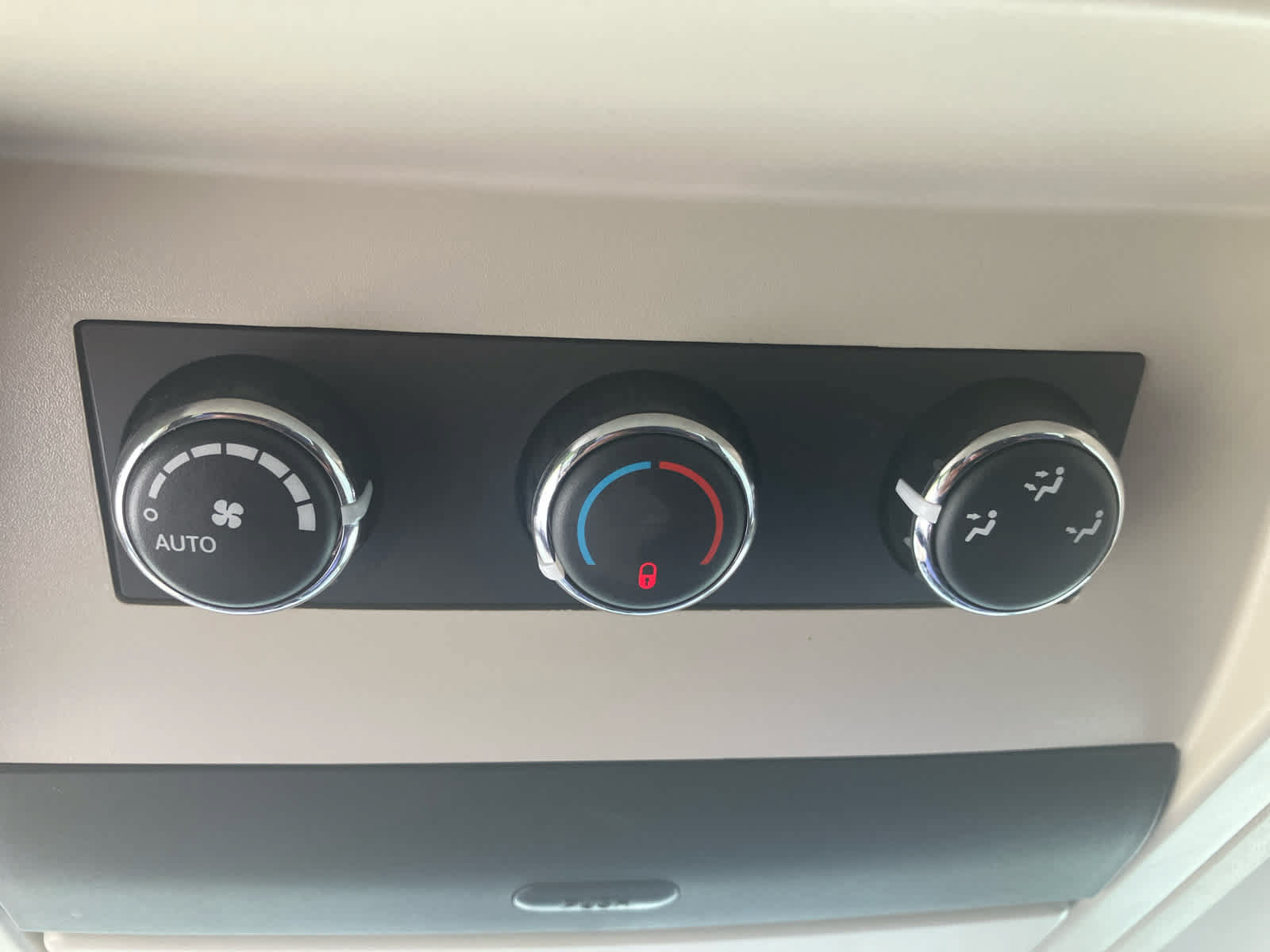 Used 2013 Chrysler Town & Country Touring FWD image 29