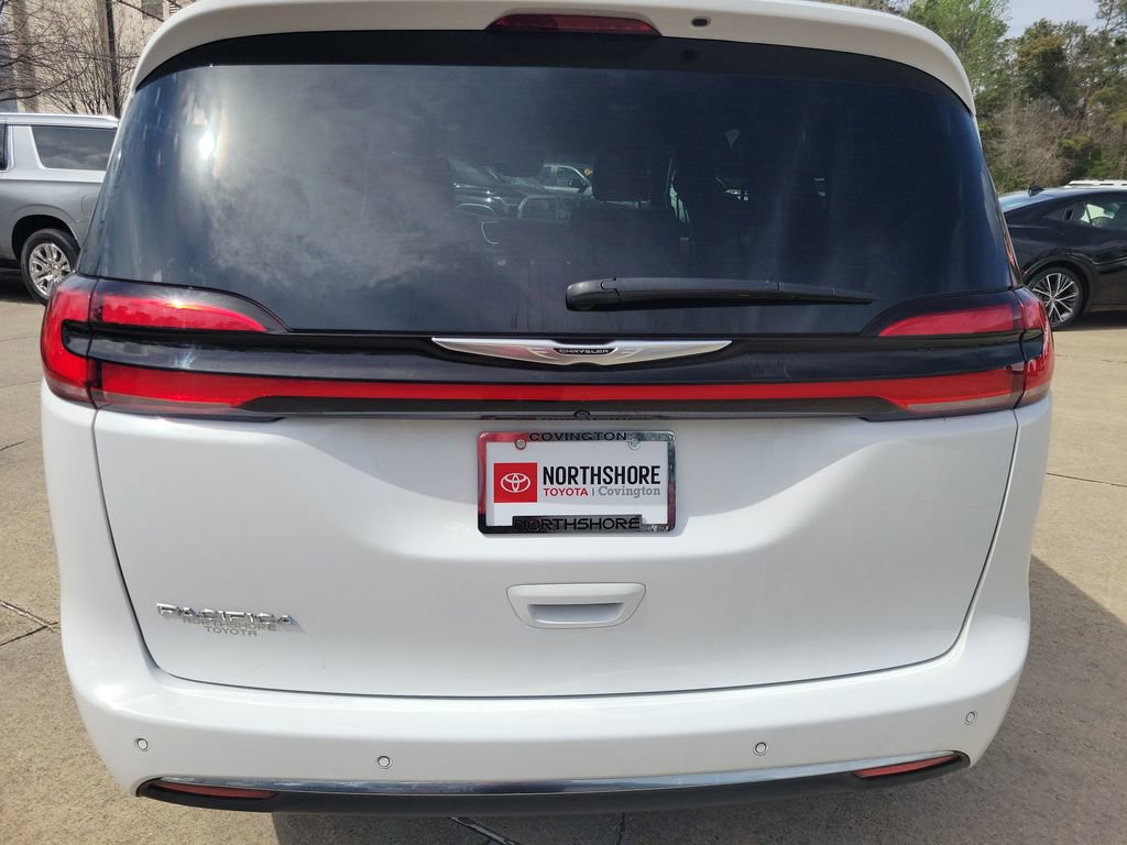 Used 2025 Chrysler Pacifica Select image 5