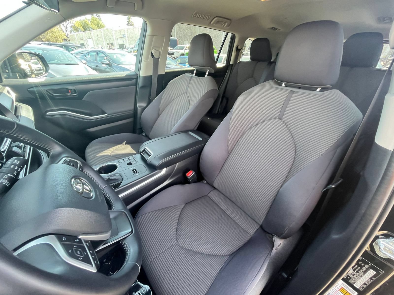 Used 2025 Toyota Highlander LE FWD image 39