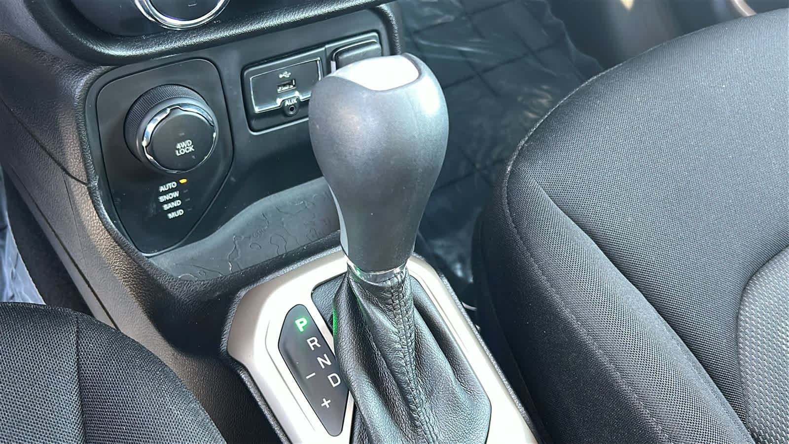 Used 2017 Jeep Renegade Latitude AWD/4WD image 13