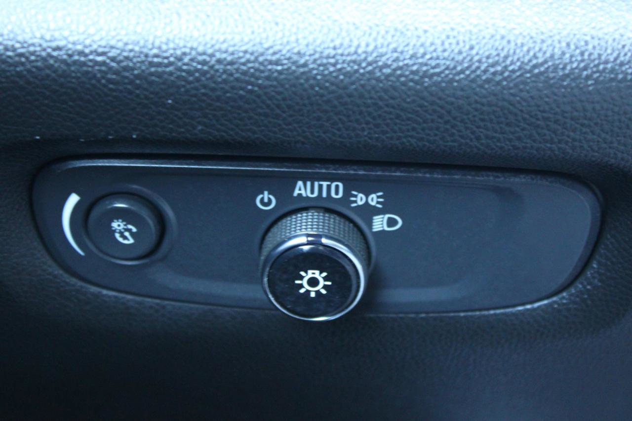 Used 2022 Chevrolet Traverse LT image 25