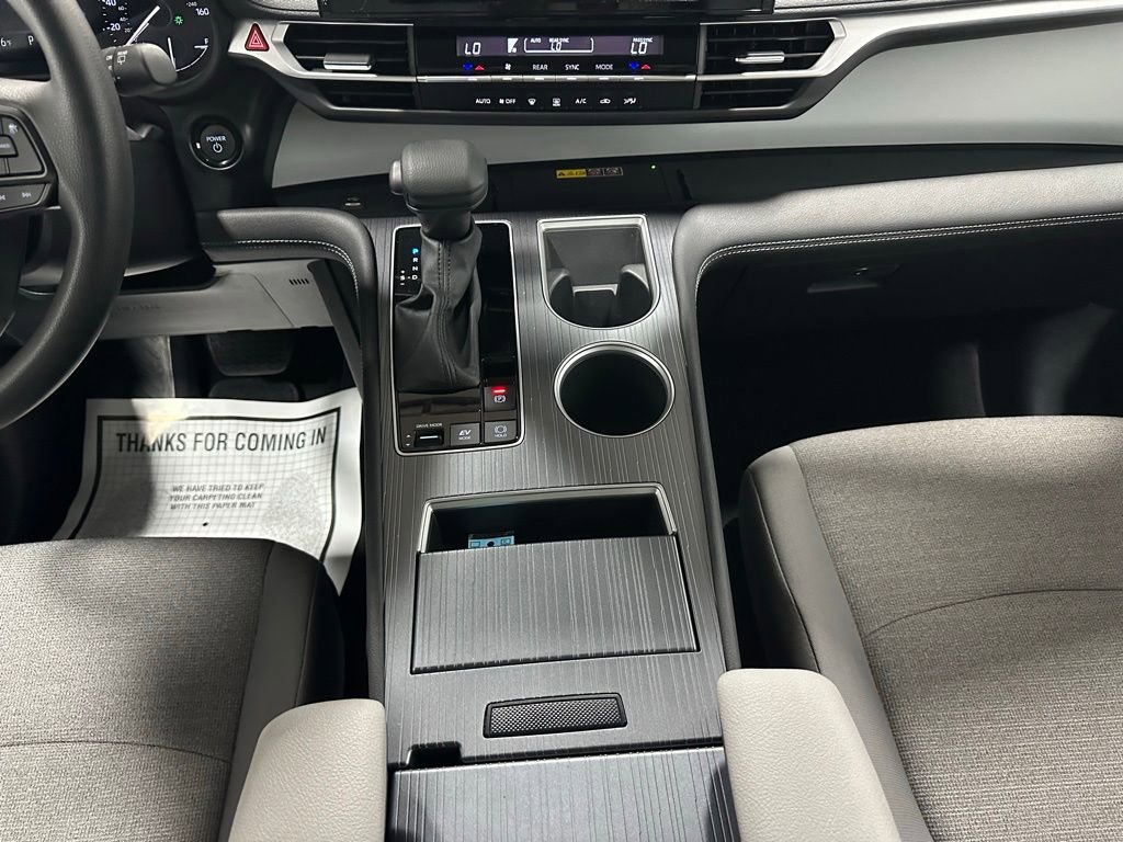 Used 2025 Toyota Sienna LE FWD image 39