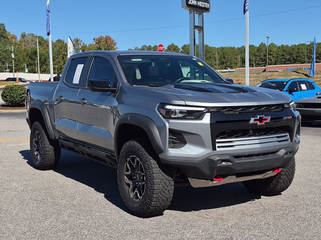 Used 2025 Chevrolet Colorado ZR2 w/ Technology Package AWD/4WD image 2