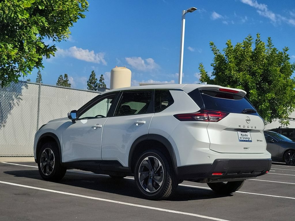 Used 2024 Nissan Rogue SV AWD/4WD image 2