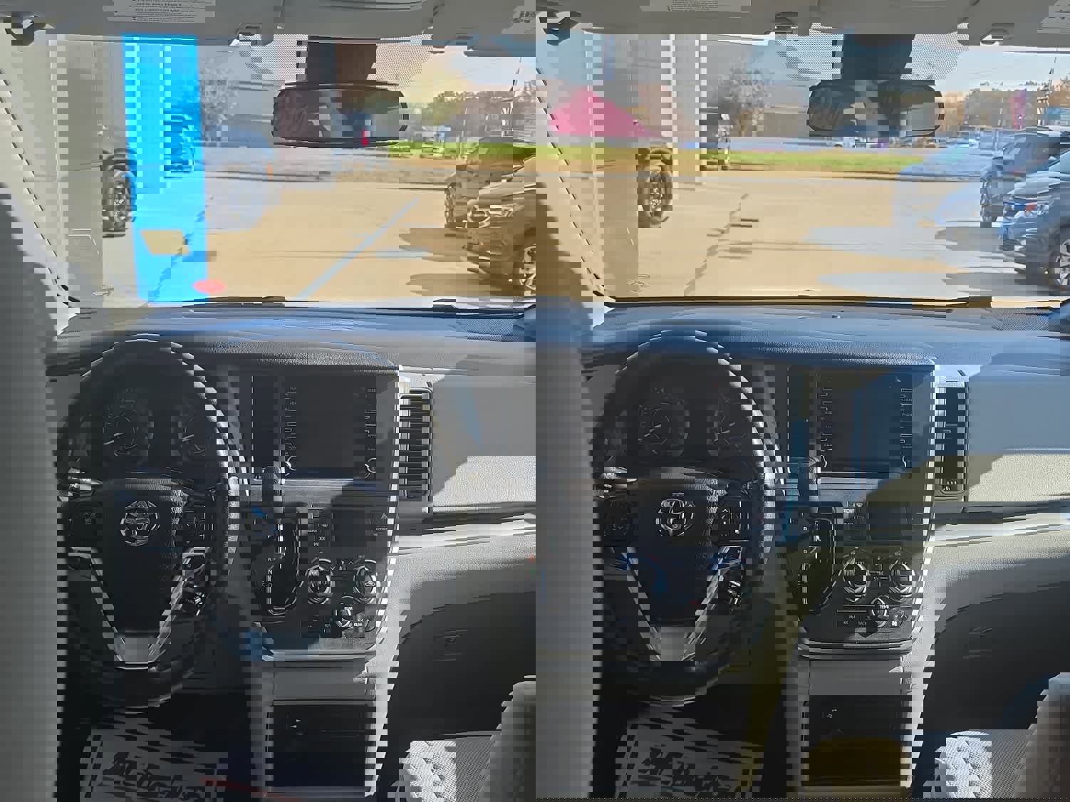 Used 2020 Toyota Sienna L image 12