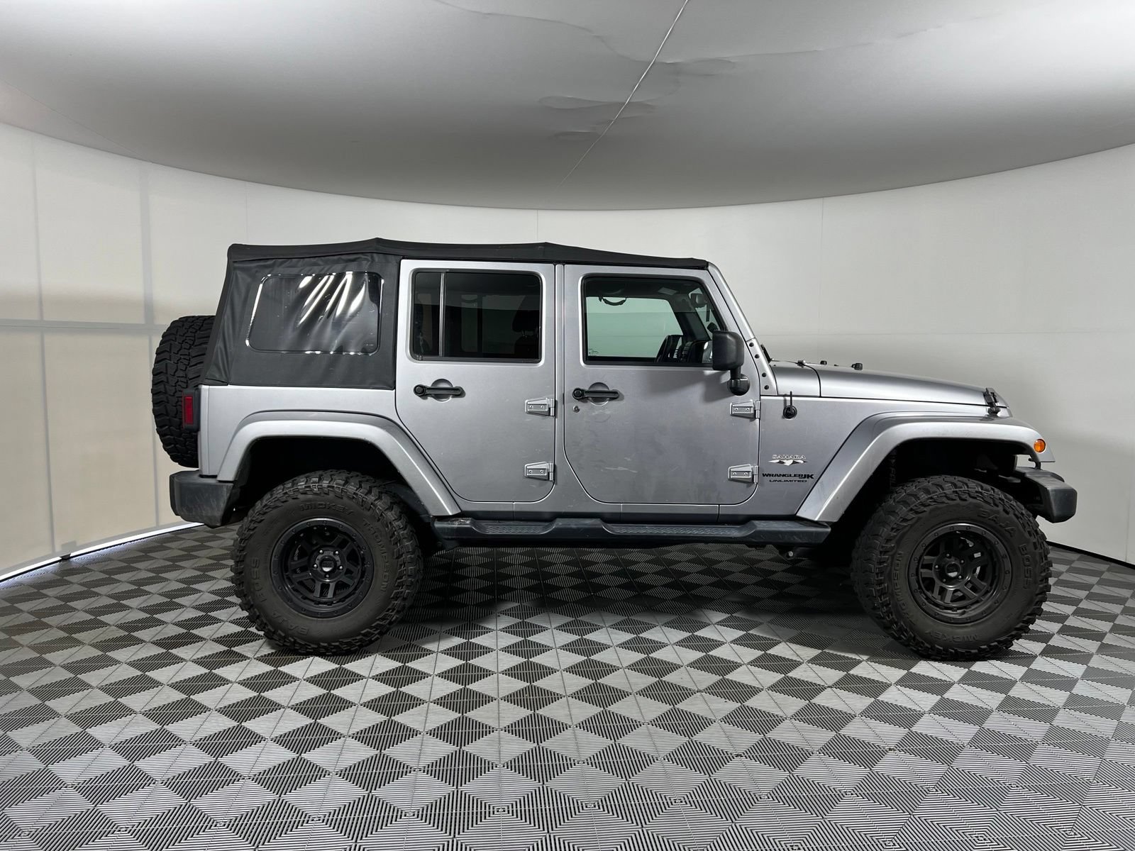 Used 2018 Jeep Wrangler Unlimited Sahara AWD/4WD image 4