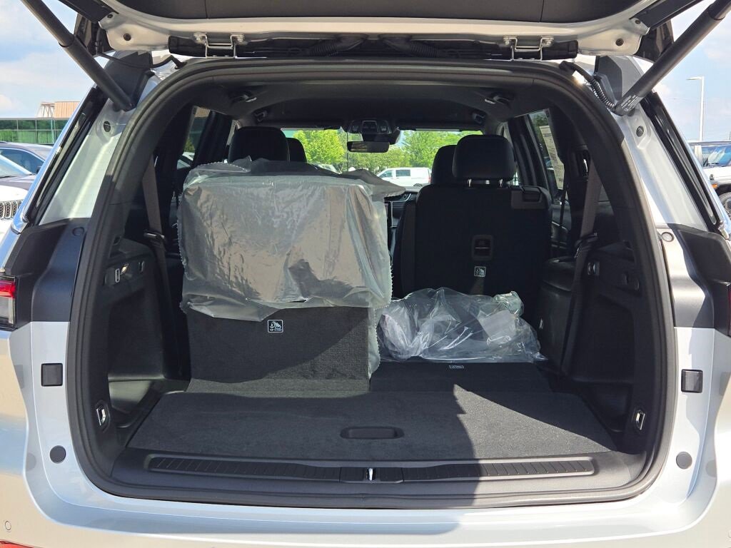 New 2025 Jeep Grand Cherokee L Limited w/ MOPAR Finishing Package image 16