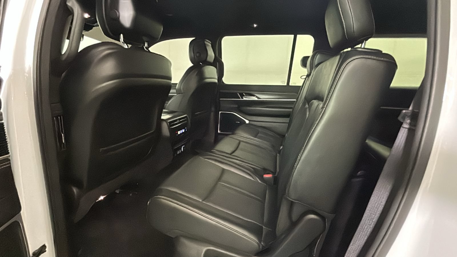 Used 2023 Jeep Wagoneer L Series II AWD/4WD image 26