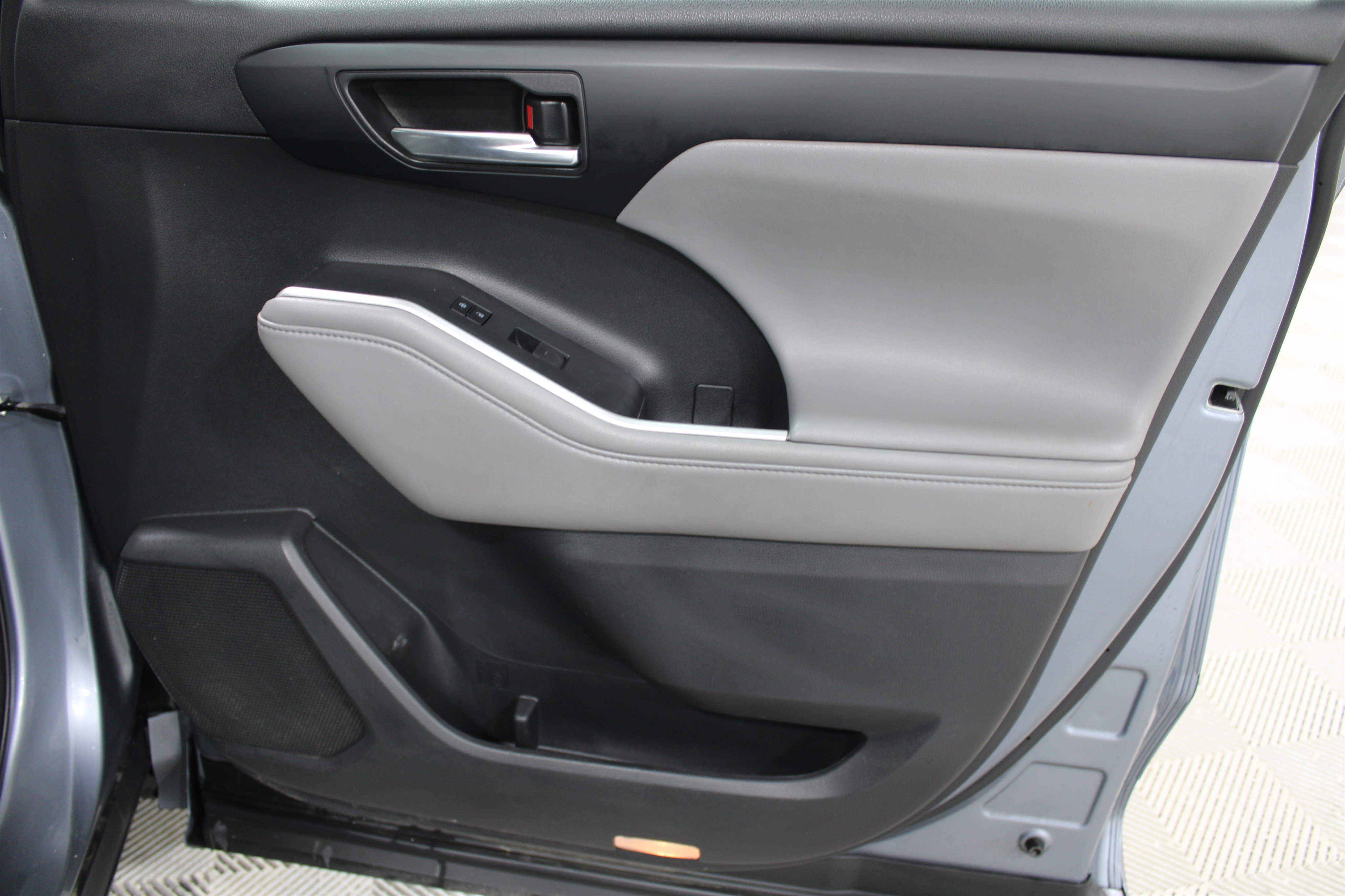 Used 2022 Toyota Highlander XLE image 28