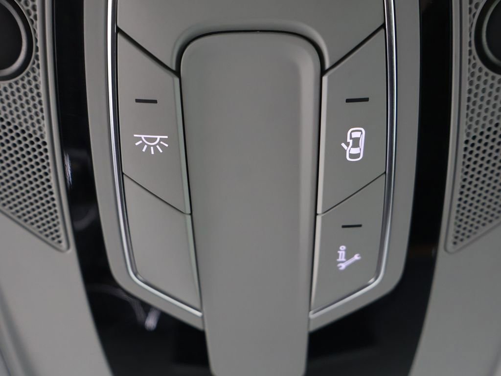 Used 2024 Audi Q5 e Premium w/ Convenience Package image 8