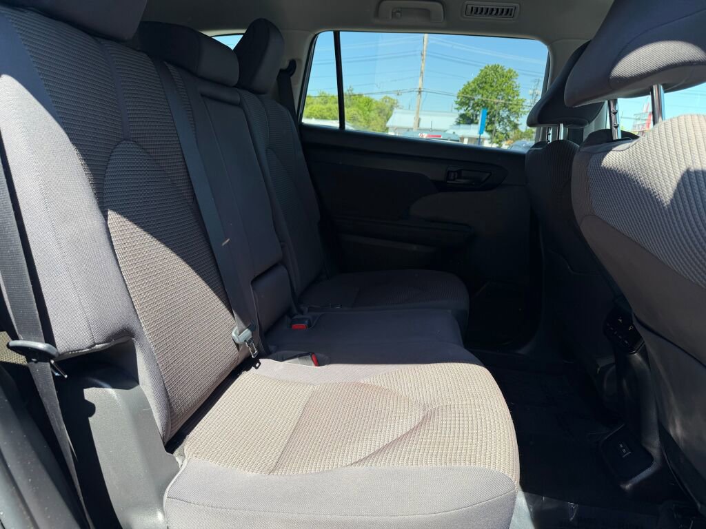 Used 2023 Toyota Highlander LE AWD/4WD image 27